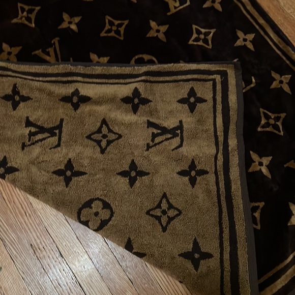 Louis Vuitton unisex logo monogram beach towel NWB - Picture 3 of 7